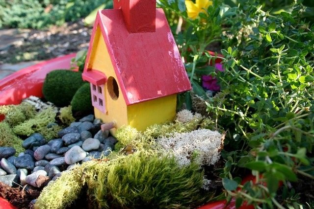 Nápady na záhradnú výzdobu zdobia kvetináče vysoko nad