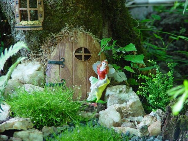 Kmeň domu zdobí malé dvere