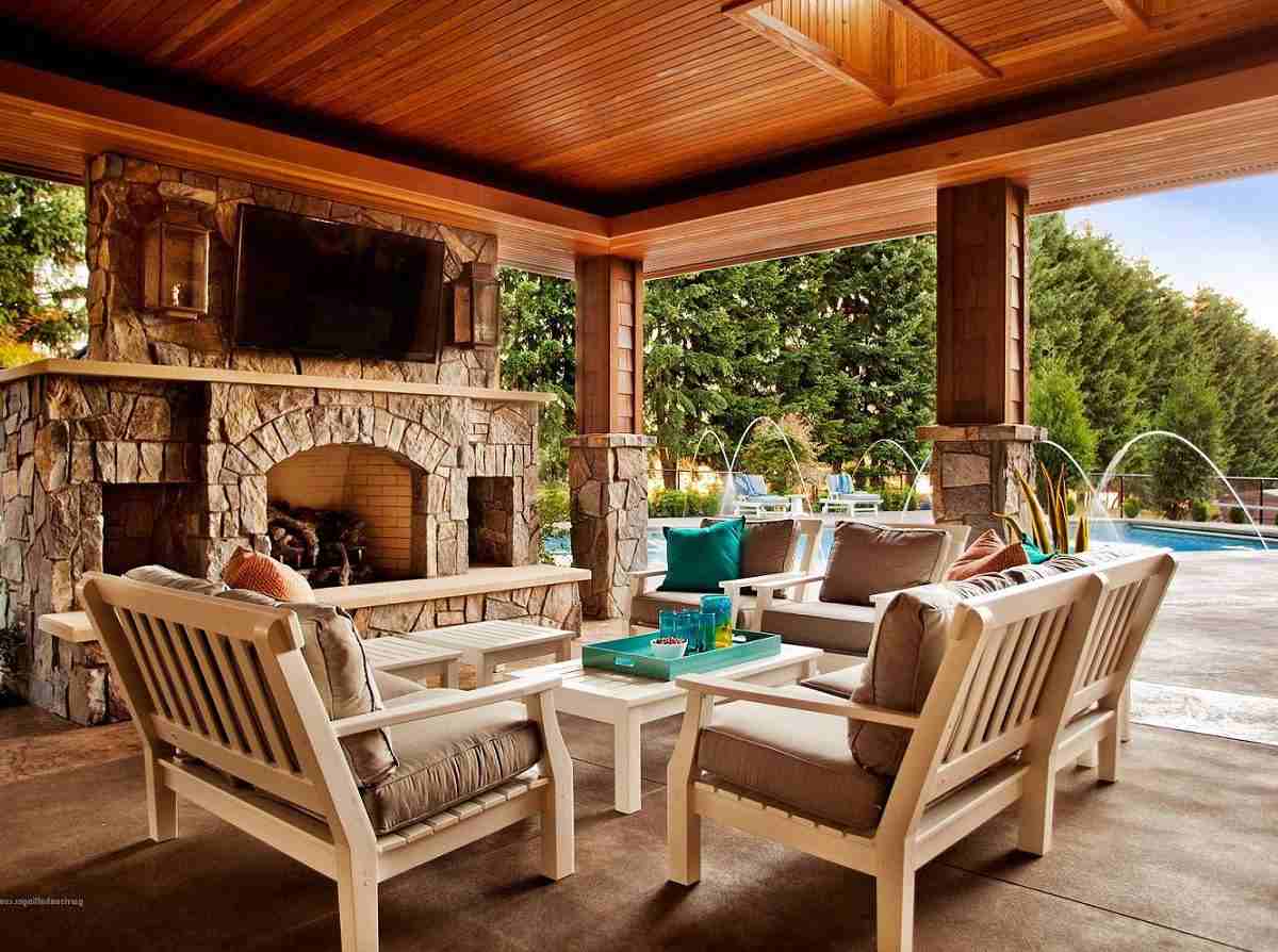 Záhrada a terasa Myšlienka rustikálneho vidieckeho domu v štýle dreveného stola, drevenej stoličky, krbu, kamenných dekorácií