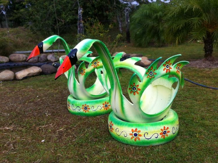 nápady na záhradu-so starými pneumatikami automobilov zmenšujúcou sa výzdobou motívy zelených kvetov