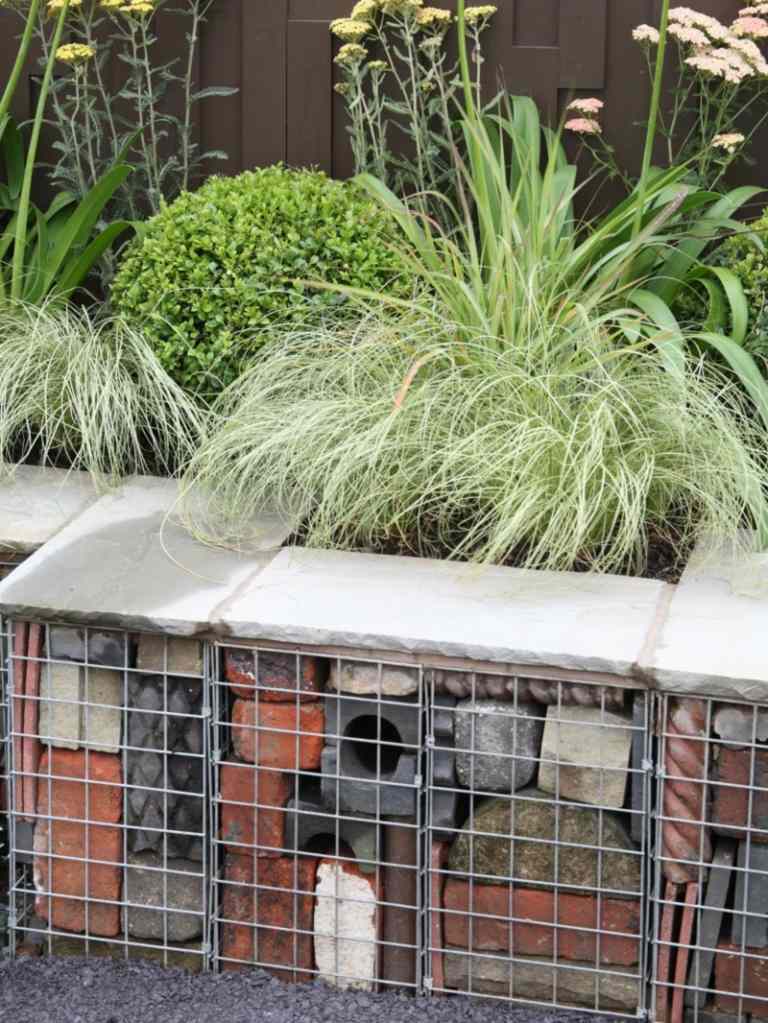 nápady na záhradu so starými predmetmi pre domácnosť nástenný kameň betónová gabiónová lavička nápad