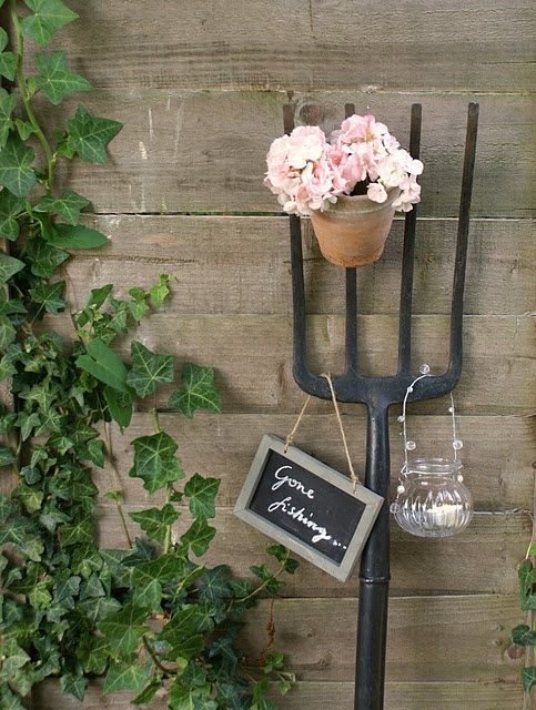 nápady na záhradu staré veci brečtan záhradná výzdoba znak