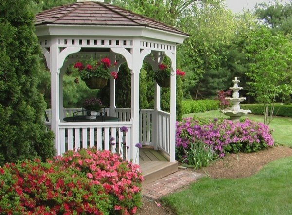 Ružová fontána, tradičná záhrada