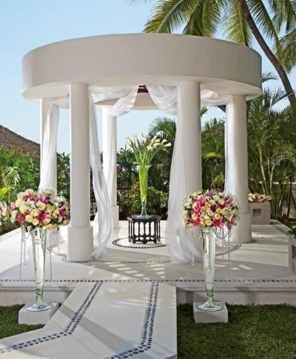 Letné nápady svadobnej dekorácie oltár z bielych kvetov