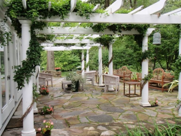 pergola zelený biely drevený brečtan myšlienkový dizajn terasy