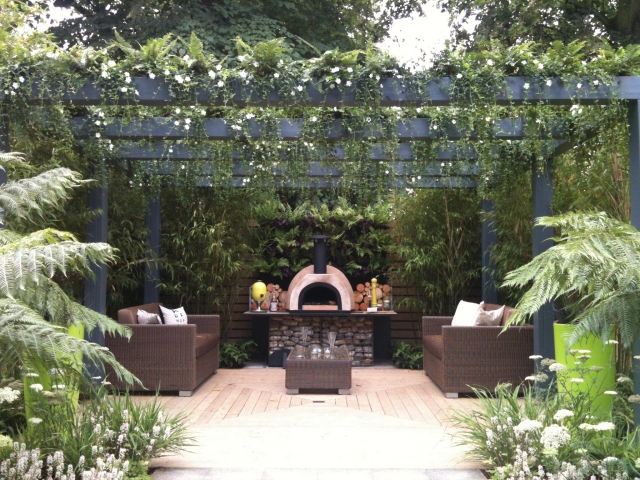 altánok drevo biele popínavé rastliny ratanový nábytok