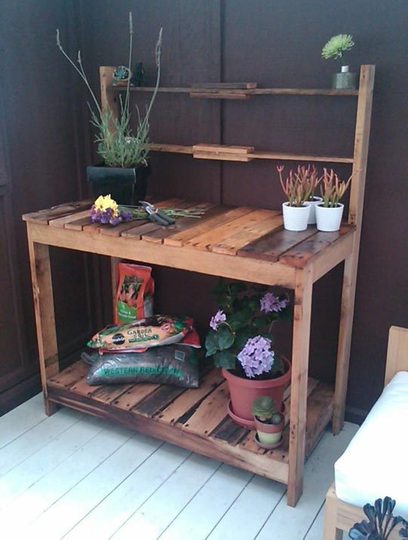 Záhradný nábytok vyrobený z europalet, zariadenie na zalievanie stolom