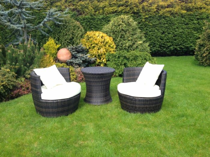 Ratanový nábytok-v-záhrade-v-tmavom ratane