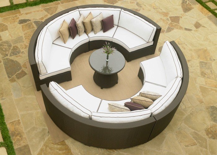 Okrúhle sedenie z polyratanu s vankúšmi