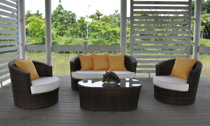 Pohovky a kreslá vyrobené z polyratanových vankúšov