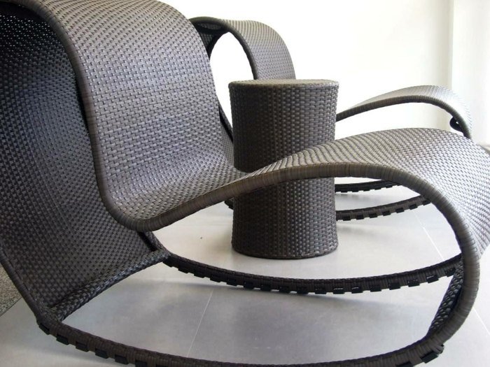 Oblúkové sedadlá vyrobené z polyratanu s stolom