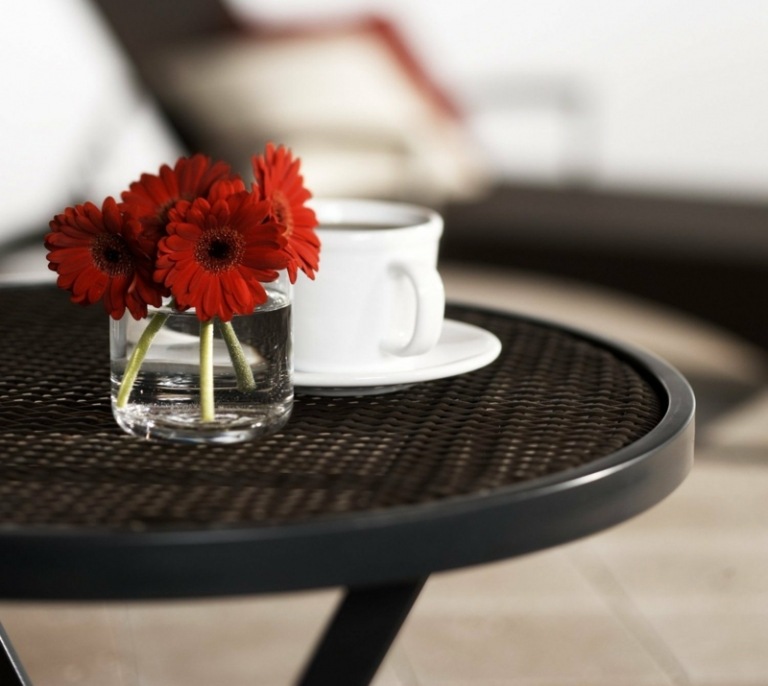 Ratanový záhradný nábytok je veľmi odolný voči poveternostným vplyvom záhradný nábytok z bočného stolíka z polyratanu, čierny kovový materiál odolný voči poveternostným vplyvom