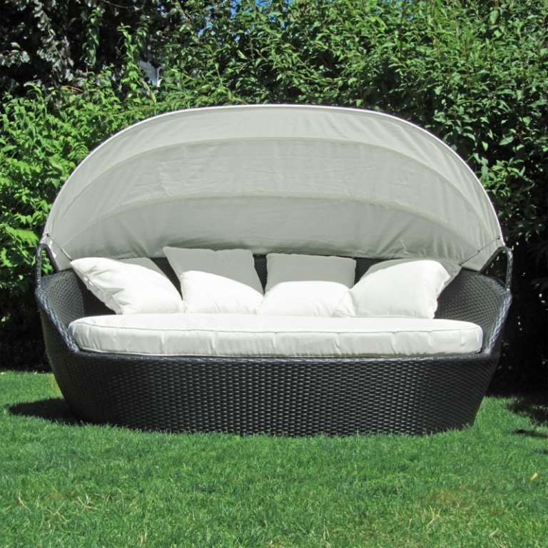 Záhradný nábytok je ako stvorený na relaxáciu záhradný nábytok vyrobený z polyratanovej dennej postele, baldachýn kruhového tvaru, vankúše trávnik