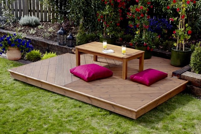 Vytvorte pokojnú zónu v záhradných podlahových vankúšoch s drevenou palubou