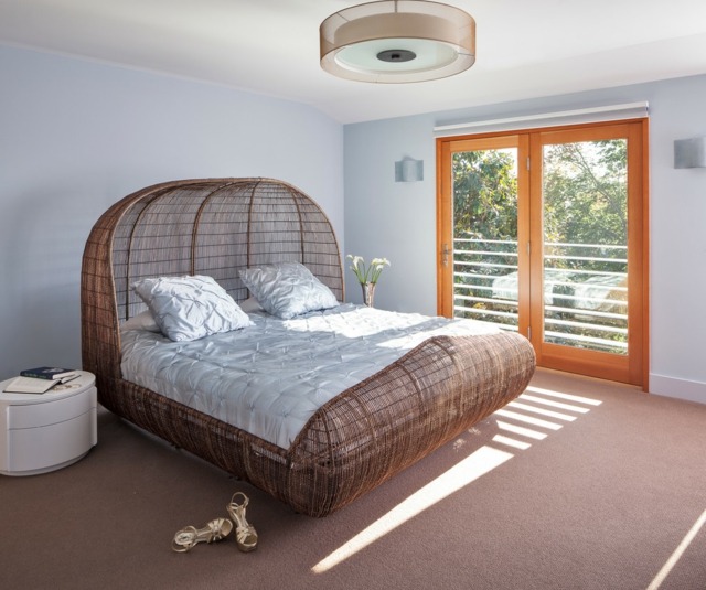 Spálňa rozložená denná posteľ, nápady pre hostí, ratanový nábytok