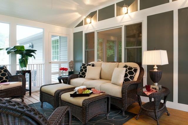 Stolová lampa, záhradný nábytok, drevená podlaha