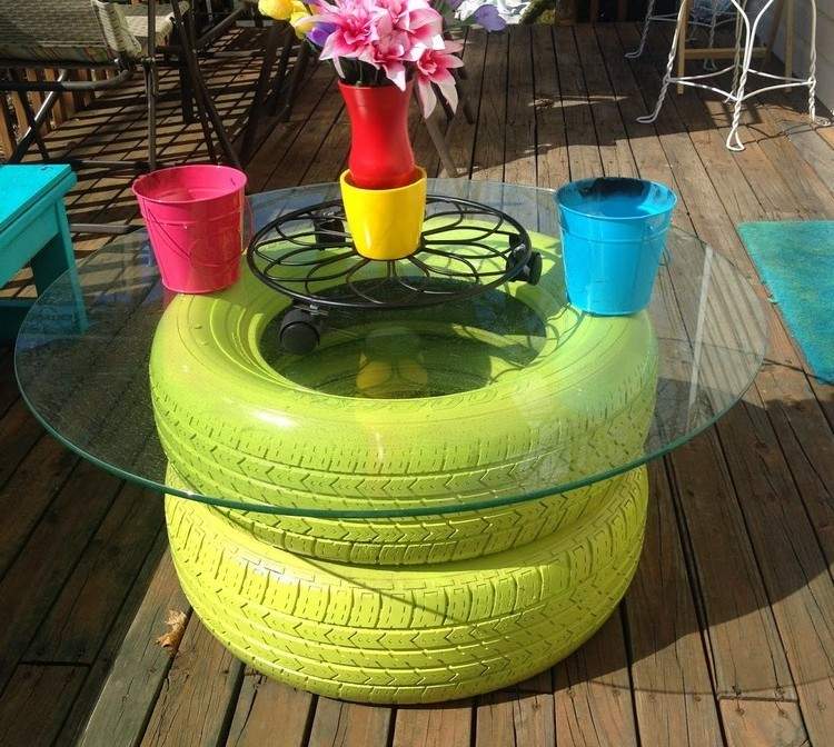 Konferenčný stolík tvorí zeleno lakované pneumatiky a sklenená doska konferenčný stolík záhradný nábytok-zostava-vlastná-zelená-maľovaná-auto-pneumatika