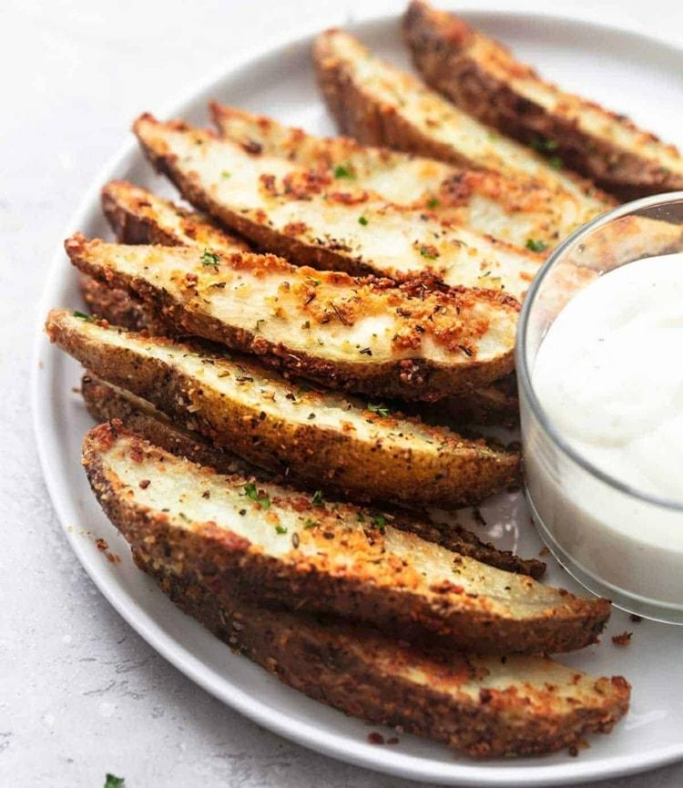 Jedlo na záhradnej párty - zemiakové placky z rúry ako párty jedlo v lete s grilovaným mäsom