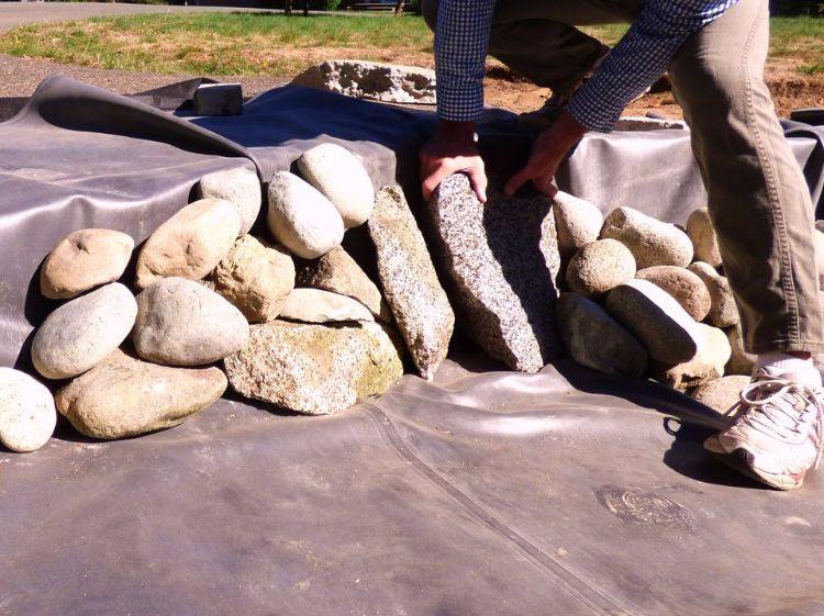 záhradné jazierko-rady-stavať-vlastné-kamene-fóliové-krycie lisy