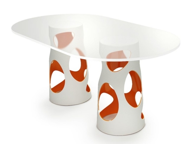 moderný extravagantný exteriér ladiaci s akcentom oranžovej farby