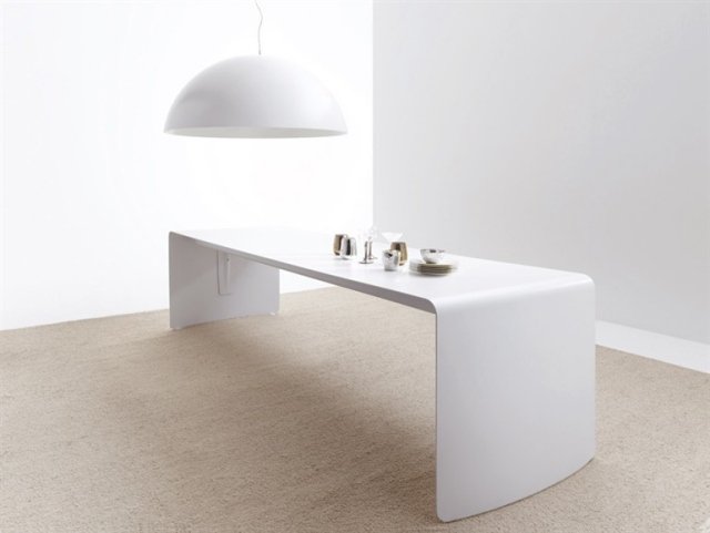 dizajn diskrétny jednoduchý moderný tvar farebných tanierov