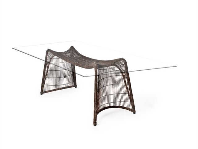 kúsok záhradného stola so zaujímavými kreatívnymi myšlienkami, ktorý sa vám naskytne