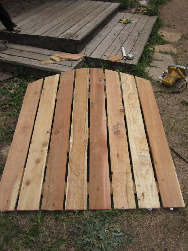 Záhradná brána z dreveného oblúkového rámu postavená spoločne Návod na stavbu záhradná brána s dreveným oblúkovým rámom