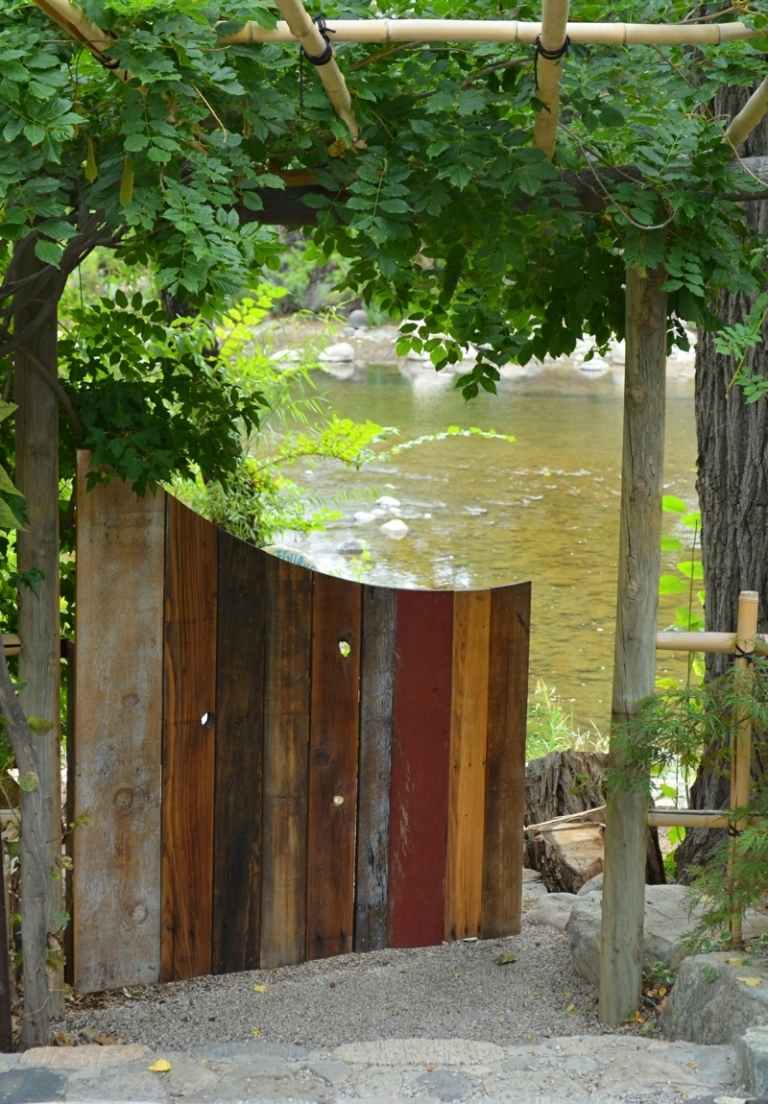 drevená záhradná brána farebné recyklačné palety nápad popínavé rastliny