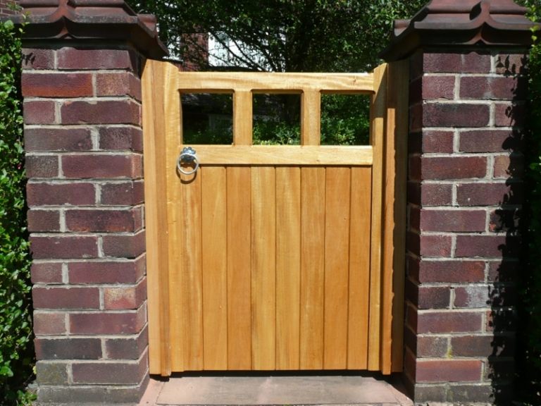 Drevená záhradná brána ponúka rozmanitosť v tehlovej stene Záhradná brána z drevených stĺpov tehlové prstencové dosky