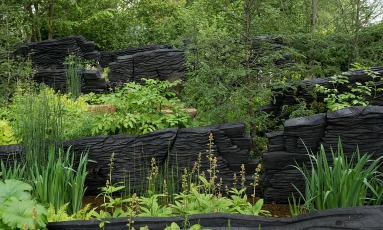 Zelená téma a čierne oporné múry na svahu