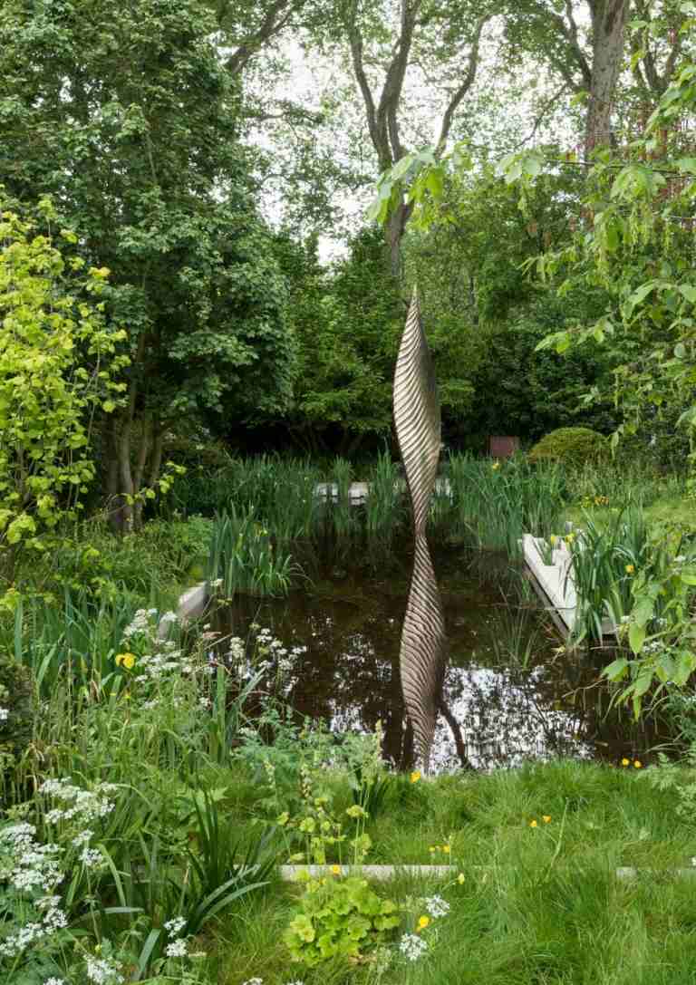 Divoká záhrada s množstvom zelených rastlín a burín ako dekoratívny prvok