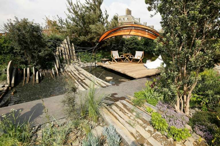 Plávajúca terasa nad jazierkom s markízou