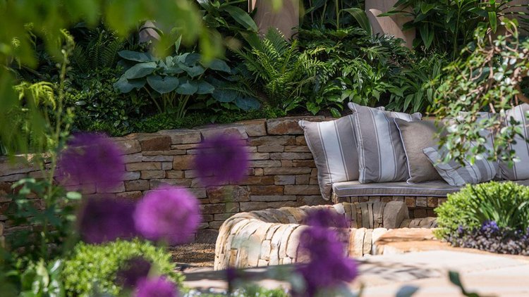 Požiarna jamka na suchý vankúš na lavičke