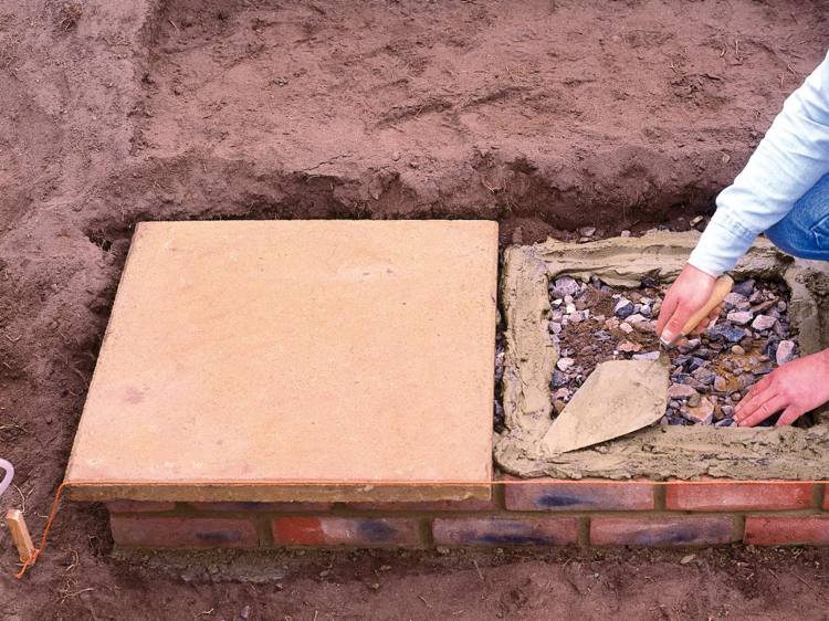 Naplňte záhradné schody šrotom, urobte krok Zostavte si-vlastnú-záhradnú-schodu-návod-moertel-slinok-nášľapné dosky