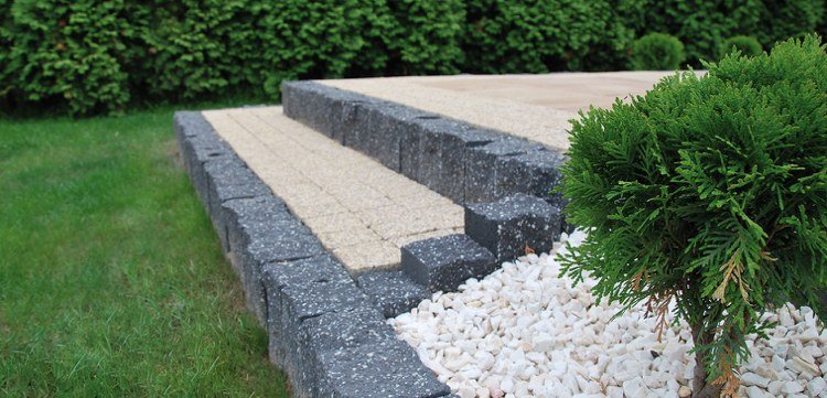 Záhradné schody z palisád a dlažby v kontrastných farbách Zostavte si vlastnú záhradnú schodu palisádový trávnik s živým plotom