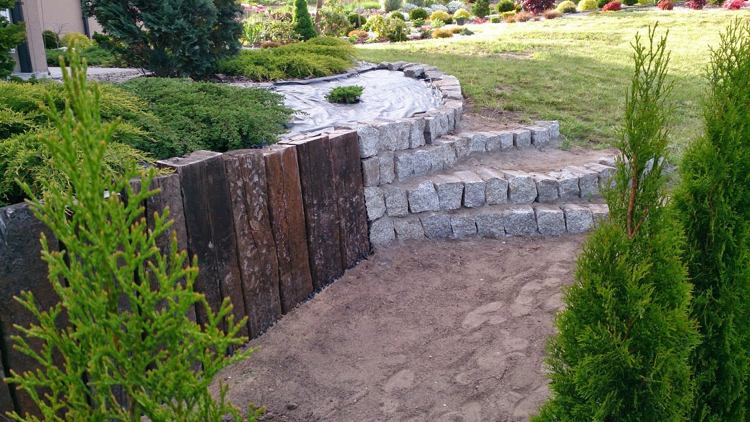 Dlažba a palisády na podporu násypov Postavte si-vlastnú-záhradnú-schodu-palisádovú-stráň-trávnik-ihličnany-vyvýšenú posteľ