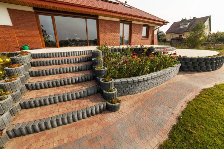 Vonkajšie schody z dlažby, palisád a rastlinných kameňov Záhradné schody-stavte si-palisády-moderné-dlažby-rastlinné kamene