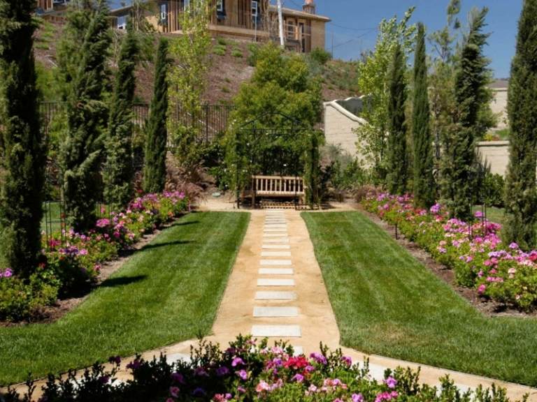 záhradná cesta vytvára symetrické trávnikové lavičky vždyzelené kvety