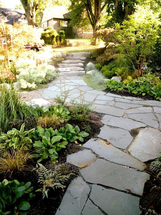 asymetrický dizajn vytvárajú kamennú cestu zarastenú