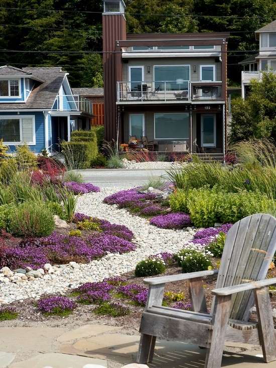 zakrivený záhradný chodník s kladením bielych riečnych kameňov