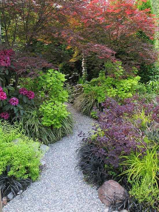 kamienkové záhradné chodníky, nápady, bujná vegetácia