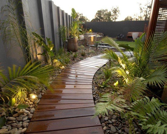 záhradná cesta drevená cesta zakrivený tvar osvetlená