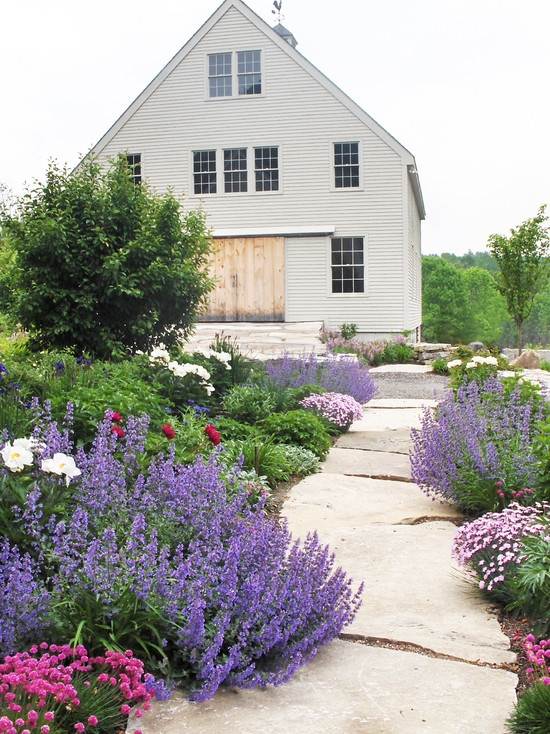 záhradné chodníky nápady pieskovec nášľapné kamene levanduľa