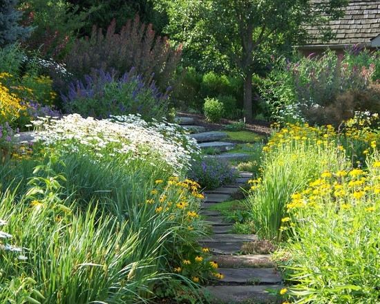 romantické cesty-v záhrade-dizajnové materiály meandrujúca cesta