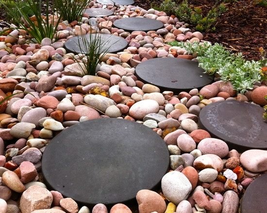 okrúhle nášľapné kamene - drevené riečne kamene - hranica štrkovej cesty