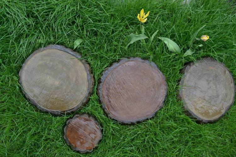 Vytvorte záhradnú cestu s drevenými plátkami vytvorte záhradnú cestu drevo-kotúč-lak-prírodné materiály