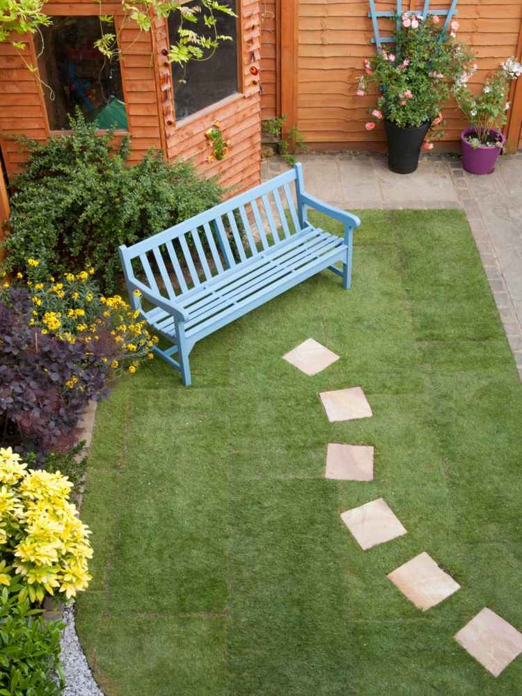 Záhradný chodník vyrobený zo stupňovitých kameňov Vytvorte záhradnú cestu lavička-plocha trávnika-nášľapné kamene-okrasné kríky
