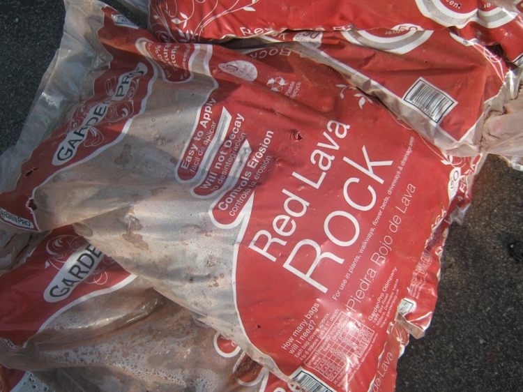 záhradná cesta-kladenie-červená-láva-kameň-výplň-spoločná myšlienka