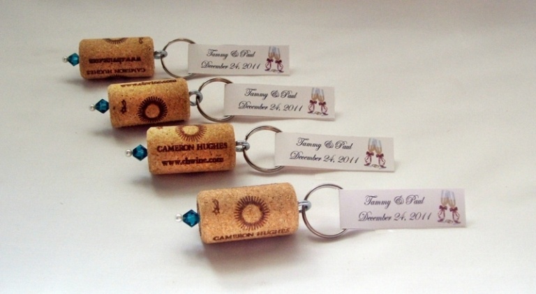 Pre tieto výhody boli zo zátok vyrobených krúžky na kľúče svadobný dar prívesok na kľúče od korkového vína