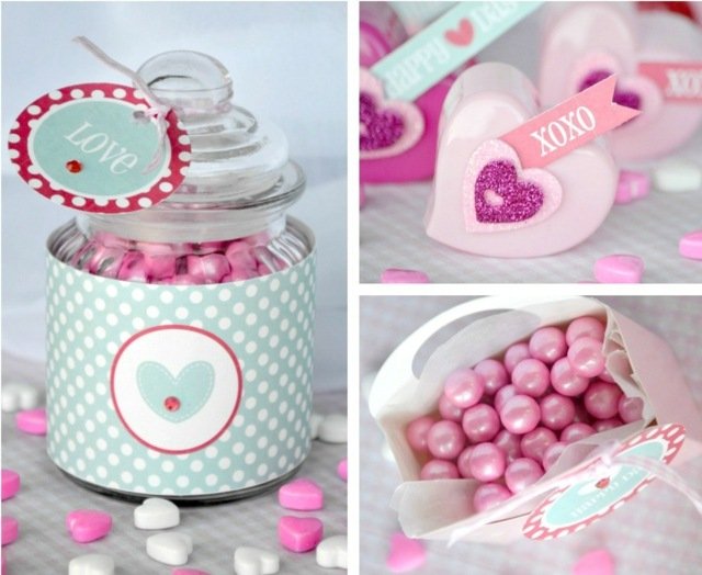 Sladkosti, sladkosti, hostia dávajú svadobné dary Hostia sladkostí rozdávajú darčeky pri organizovaní svadby